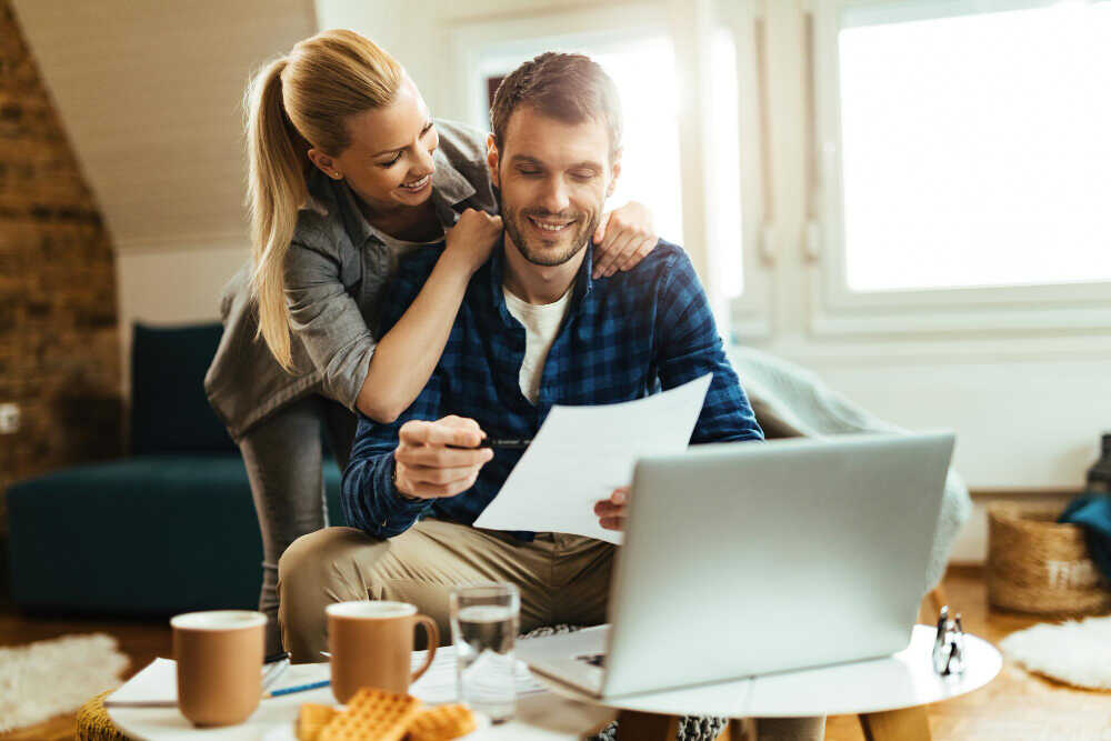 mężczyzna i kobieta zawierają umowę pożyczki online
