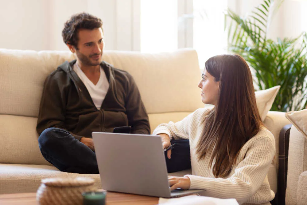 Szczęśliwa para zawiera umowę pożyczki online